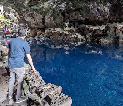 Julio Rojas en Los Jameos del Agua, durante su visita a las Islas Canarias.