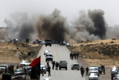 Fuerzas leales a Gadafi bombardean posiciones rebeldes cerca de la localidad de Brega.