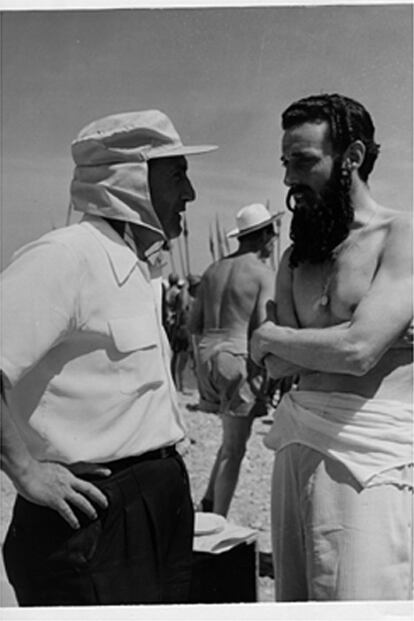 Eduardo García Maroto (con gorra), con el actor Julio Peña, en el rodaje de 'Alejandro Magno' (1956), primera superproducción americana rodada en España. García Maroto ejerció de director adjunto.