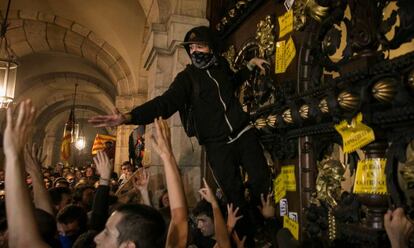 Un grup de persones arriben a les portes del Parlament durant la manifestació pel primer aniversari del referèndum de l’1 d’octubre de 2017.