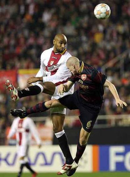 Kanouté remata ante Senderos.