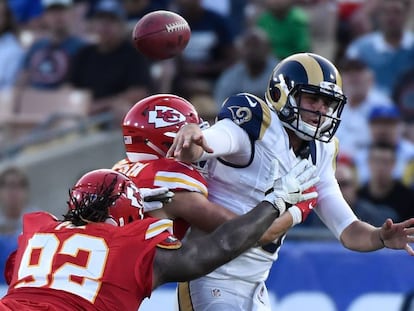 El mariscal de los Rams, Jared Goff (d), durante un partido contra los Chiefs.