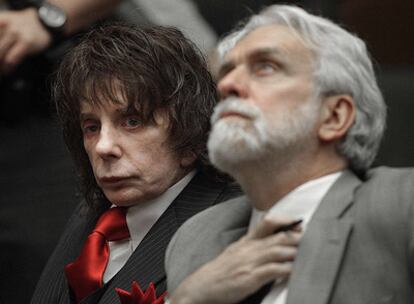 Phil Spector, ayer acompañado por  su abogado.