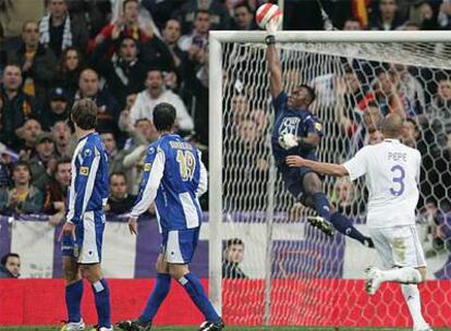 Kameni desvía el balón en presencia de Pepe.