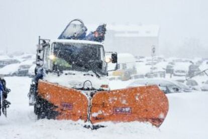 Una máquina quitanieves retira la nieve acumulada en la estación de Baqueira a causa del temporal que azota la región.