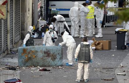 Forenses de la policía francesa buscan pruebas fuera del edificio allanado.