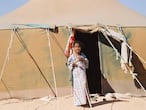 Una niña en un campo de refugiados en Tinduf (Argelia). Fotograma del documental 'Sáhara Marathon', de Aitor Arregi y Jon Garaño.
