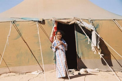 Una niña en un campo de refugiados en Tinduf (Argelia). Fotograma del documental 'Sáhara Marathon', de Aitor Arregi y Jon Garaño.