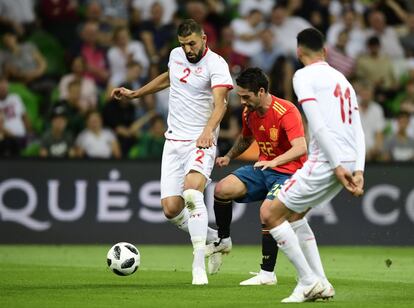 El centrocampista español Isco compite con el defensa de Túnez Syam Ben Youssef.