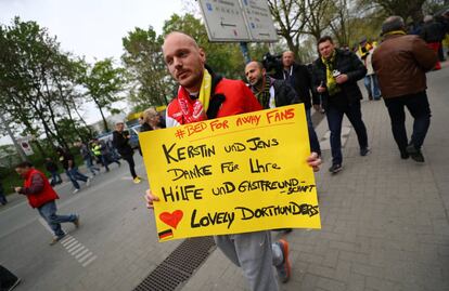 Un aficionado del Mónaco sostiene una pancarta en la que da las gracias a los aficionados del Borussia de Dortmund por su hospitalidad, antes del partido que enfrentará a los dos equipos.