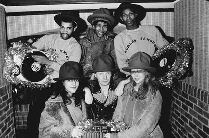 El grupo de rap "The World's Famous Supreme Team", con McLaren (adelante, al centro), quién fuera su manager, ataviados todos con diseños de la colección "Buffalo", de Vivienne Westwood, en 1983.