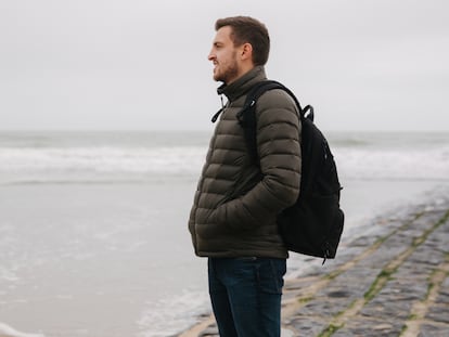 Artículo de EL PAÍS Escaparate sobre una chaqueta acolchada para hombre de Jack and Jones, rebajada al 58% de descuento.