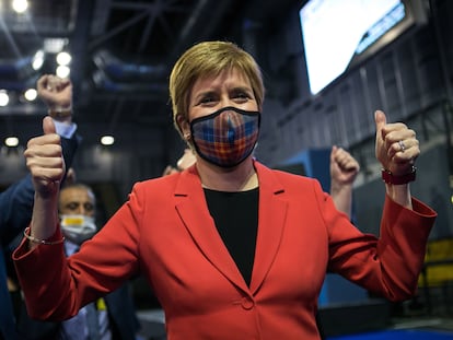 La ministra principal de Escocia y líder del SNP, Nicola Sturgeon, celebra este sábado su victoria en la circunscripción de Glasgow.