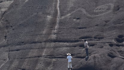 Investigadores trabajan en el sitio de un grabado rupestre en la Orinoquía.
