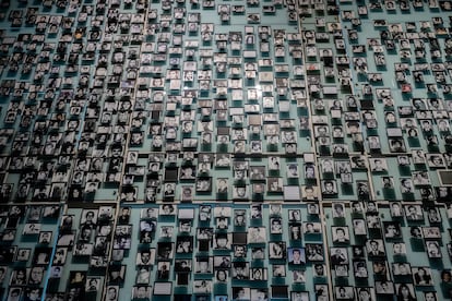 Mural con las fotos de los detenidos desaparecidos durante la dictadura, en el Museo de la Memoria en Santiago, Chile.