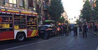 Els bombers i la policia a l'edifici del carrer de Marcelo Usera, a Madrid.