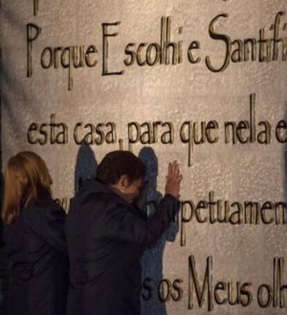 Un fiel de la IURD ora en el templo.