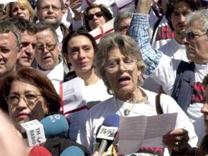 Pilar Bardem lee el manifiesto contra la guerra, hoy frente al Congreso