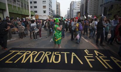 Protesto contra a Copa do Mundo em São Paulo. Um grupo de manifestantes chama a FIFA de terrorista.