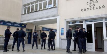 Agentes de la policía en la entrada del Ayuntamiento de Cee (A Coruña) tras la detención del alcalde en enero de 2011.