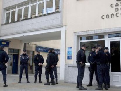 Agentes de la polic&iacute;a en la entrada del Ayuntamiento de Cee (A Coru&ntilde;a) tras la detenci&oacute;n del alcalde en enero de 2011.