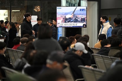 Familiares y amigos de los pasajeros del avin siniestrado esperan noticias en el aeropuerto de Muan, este domingo. 