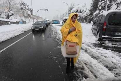 Magdalena, la primera rescatada de la carretera AP-6 por miembros de la UME.                 