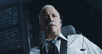 Tom Hanks en la película sobre el piloto Chesley Sullenberger, 'Sully'.