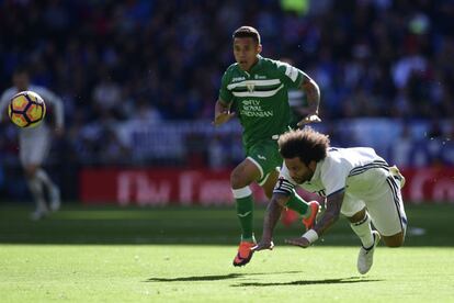 El defensa del Real Madrid Marcelo (derecha) después de depejar el balón frente a Machis del Leganés.