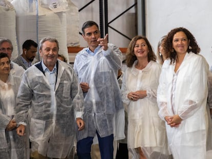 El presidente del Gobierno, Pedro Sánchez (en el centro), y, a su izquierda, la presidenta del Gobierno balear, Francina Armengol, en las instalaciones de la empresa Carob de Marratxí (Mallorca), este lunes.