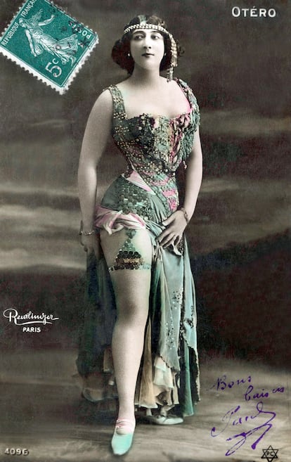 Postal de 1909 con fotografía de la Bella Otero, bailarina de fama internacional. 