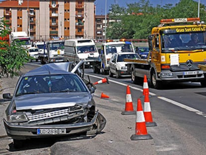 Uno de los miles de coches abandonados en las cunetas de Euskadi por el paro de las grúas.