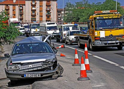 Uno de los miles de coches abandonados en las cunetas de Euskadi por el paro de las grúas.