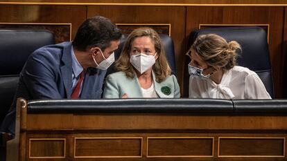 El presidente del Gobierno, Pedro Sánchez, junto a la vicepresidenta primera, Nadia Calviño, y la vicepresidenta segunda, Yolanda Díaz, en el Congreso de los Diputados en octubre pasado.