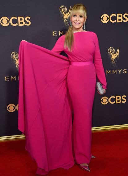 Jane Fonda, nominada por Grace and Frankie, con coleta y un juvenil flequillo. Su vestido fucsia está firmado por Brandon Maxwell.