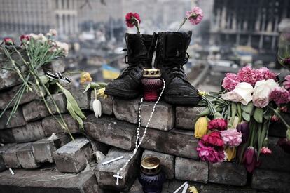 Un par de botas pertenecientes a un manifestante forman parte de un monumento improvisado en la plaza de la Independencia en el centro de Kiev.