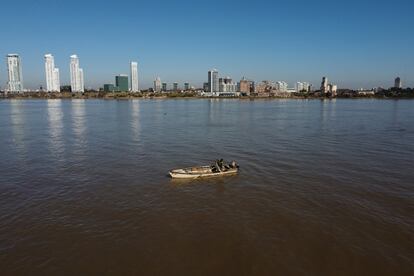 Un pescador artesanal de la comunidad de Espinillo en el río Paraná. Las comunidades locales se han visto muy afectadas por la bajada histórica de las aguas, el peor registro de los últimos 77 años.