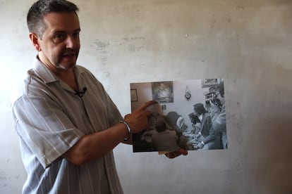 El presidente de la Asociación de Amigos de Vicente Aleixandre, Alejandro Sanz, es el encargado de guiar los visitantes. En la imagen, muestra una fotografía de cómo era la casa cuando la habitaba el poeta.