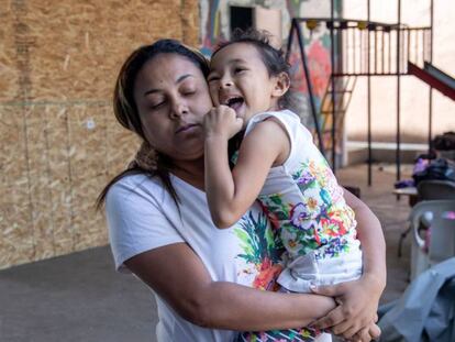 Beatriz lleva a su hija Nayeli al Instituto Madre Assunta, un albergue para mujeres y niños migrantes en Tijuana, estado de Baja California, México, el 13 de julio de 2019. Los solicitantes de asilo en los EE. UU. están desbordando los refugios de México mientras esperan a que se resuelvan sus peticiones.