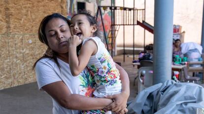 Beatriz lleva a su hija Nayeli al Instituto Madre Assunta, un albergue para mujeres y niños migrantes en Tijuana, estado de Baja California, México, el 13 de julio de 2019. Los solicitantes de asilo en los EE. UU. están desbordando los refugios de México mientras esperan a que se resuelvan sus peticiones.