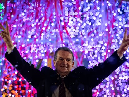 Abel Caballero hacía la señal de la victoria segundos antes de pulsar el botón del encendido del alumbrado navideño, el 19 de noviembre.