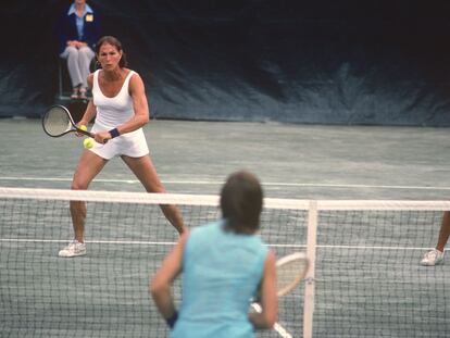 Renée Richards, tenista transexual, devuelve una pelota en la red durante el Open de Estados Unidos de 1977.