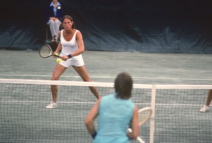 Renée Richards, tenista transexual, devuelve una pelota en la red durante el Open de Estados Unidos de 1977.