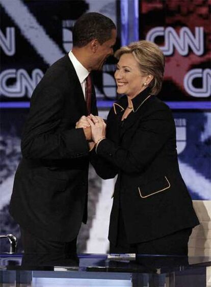 Barack Obama y Hillary Clinton se saludan tras el debate de la semana pasada en Tejas.