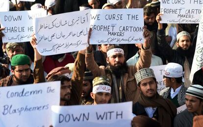 Manifestación este jueves en la ciudad paquistaní de Lahore contra las caricaturas de Mahoma publicadas en el último número de 'Charlie Hebdo'.