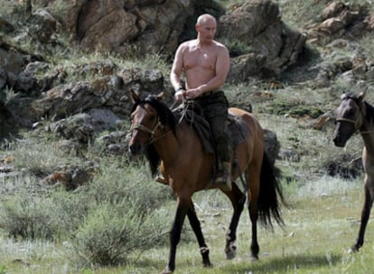 Putin pasea a caballo durante sus vacaciones en Tuvá.