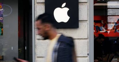 Logo de Apple en el exterior de una tienda de la compañía en Burdeos (Francia).