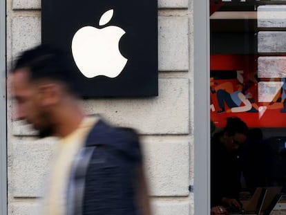 Logo de Apple en el exterior de una tienda de la compañía en Burdeos (Francia).