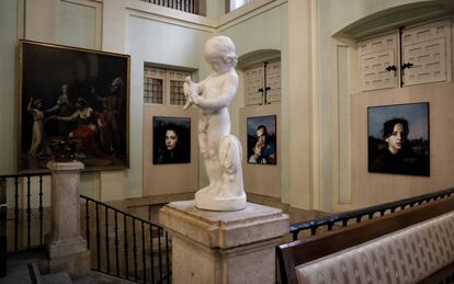 Fotografías de Jesús Madriñán conviviendo con las obras de la Real Academia de Bellas Artes de San Fernando.