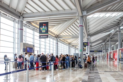 Pasajeros en una puerta de abordaje en el Aeropuerto Felipe ?ngeles, el 7 de octubre de 2024.